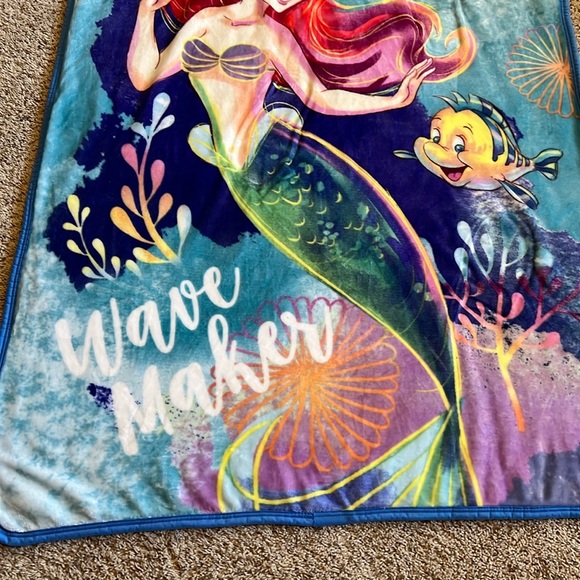 BNWOT Disney Princess The Little Mermaid “Wave Maker” sherpa throw blanket! - Picture 2 of 9